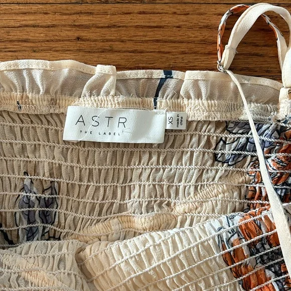 ASTR RUFFLE FLORAL TOP - Picture 2 of 3